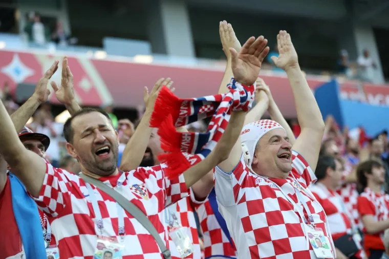 Stadion Kalinjingrad u bojama Hrvatske: Na tisuće Hrvata spremno za spektakl