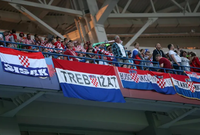 Stadion Kalinjingrad u bojama Hrvatske: Na tisuće Hrvata spremno za spektakl