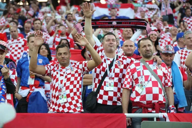 Stadion Kalinjingrad u bojama Hrvatske: Na tisuće Hrvata spremno za spektakl