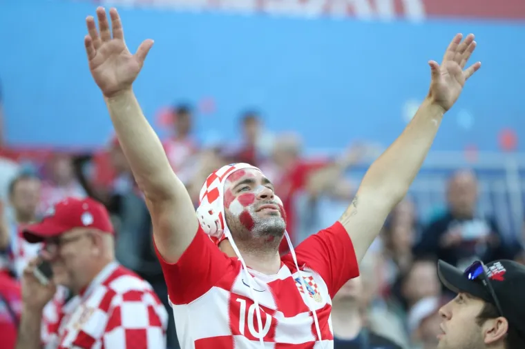 Stadion Kalinjingrad u bojama Hrvatske: Na tisuće Hrvata spremno za spektakl