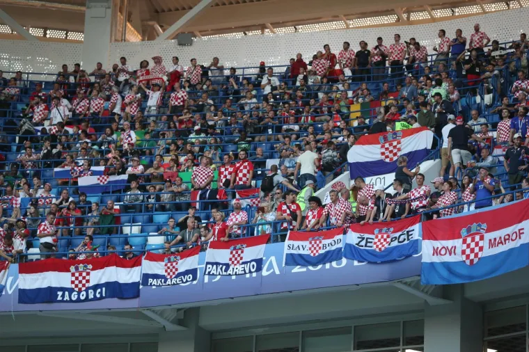 Stadion Kalinjingrad u bojama Hrvatske: Na tisuće Hrvata spremno za spektakl