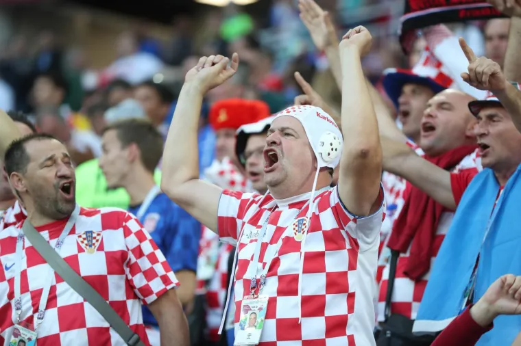 Stadion Kalinjingrad u bojama Hrvatske: Na tisuće Hrvata spremno za spektakl