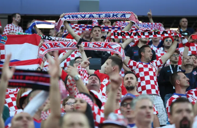 Stadion Kalinjingrad u bojama Hrvatske: Na tisuće Hrvata spremno za spektakl
