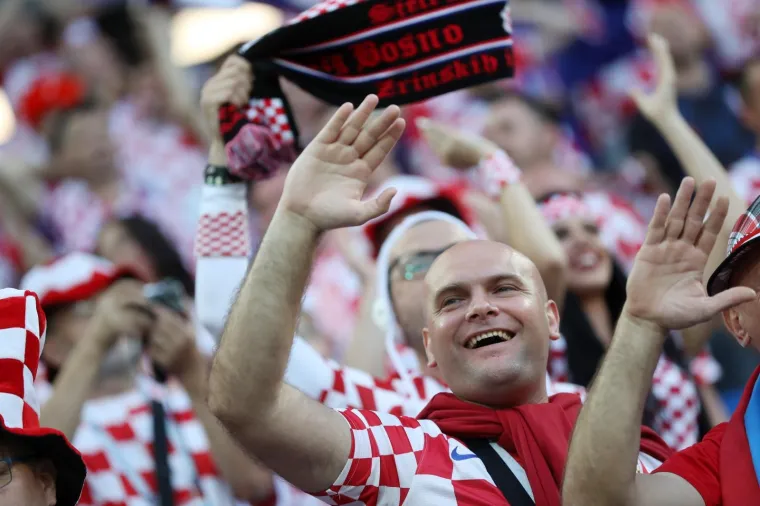 Stadion Kalinjingrad u bojama Hrvatske: Na tisuće Hrvata spremno za spektakl