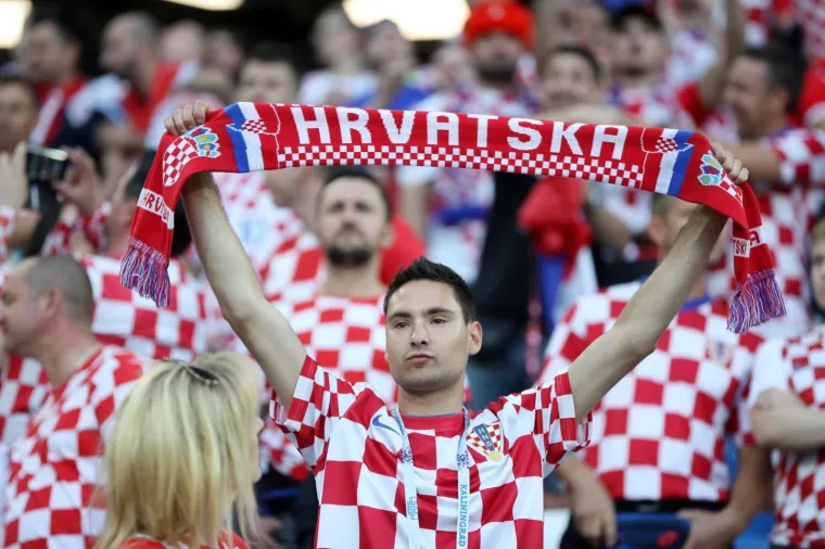 Stadion Kalinjingrad u bojama Hrvatske: Na tisuće Hrvata spremno za spektakl