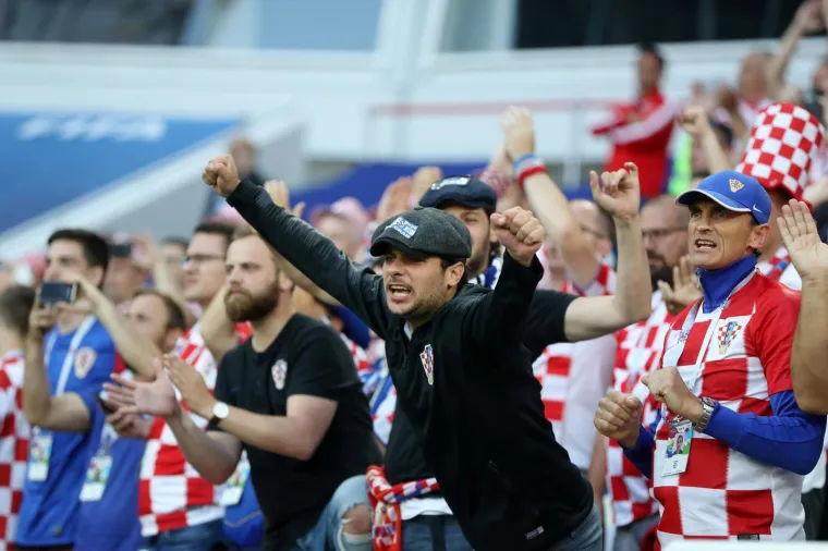 Stadion Kalinjingrad u bojama Hrvatske: Na tisuće Hrvata spremno za spektakl