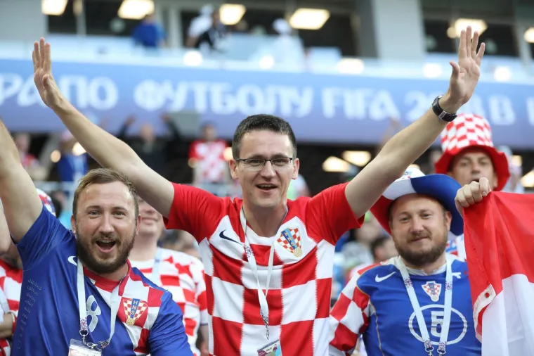 Stadion Kalinjingrad u bojama Hrvatske: Na tisuće Hrvata spremno za spektakl