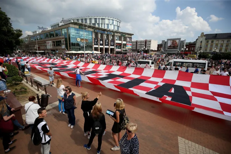 Hrvatski navijači razvili 96-metarsku zastavu u Kalinjingradu