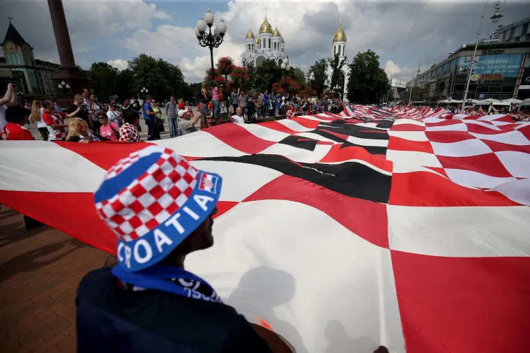 Hrvatski navijači razvili 96-metarsku zastavu u Kalinjingradu