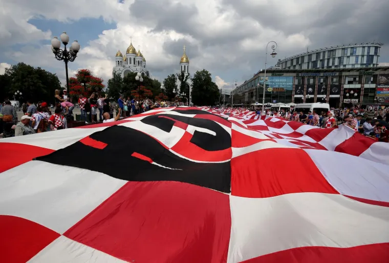 Hrvatski navijači razvili 96-metarsku zastavu u Kalinjingradu