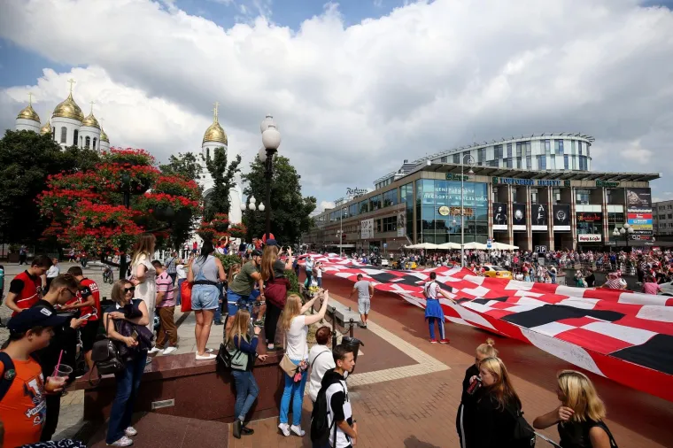 Hrvatski navijači razvili 96-metarsku zastavu u Kalinjingradu