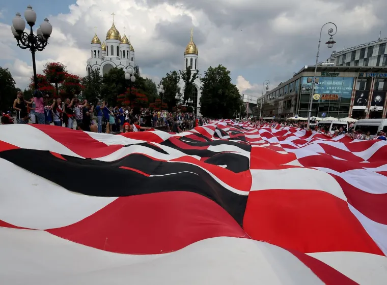 Hrvatski navijači razvili 96-metarsku zastavu u Kalinjingradu