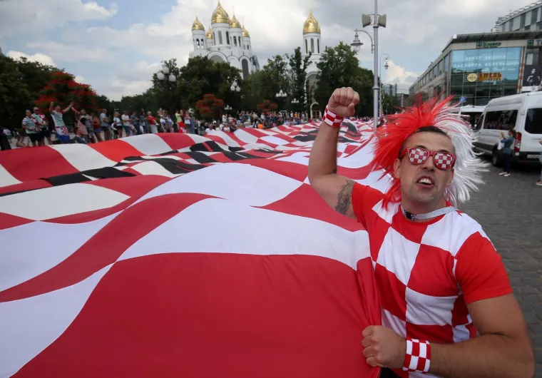 Hrvatski navijači razvili 96-metarsku zastavu u Kalinjingradu