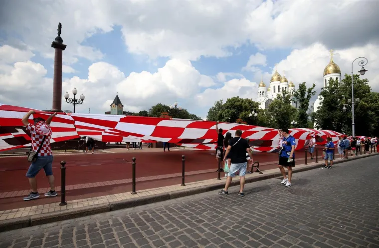 Hrvatski navijači razvili 96-metarsku zastavu u Kalinjingradu