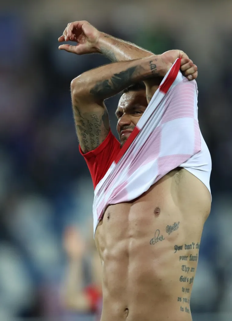 DJEVOJKE, IMAMO POSLASTICU I ZA VAS: Dejan Lovren skinuo dres i pokazao isklesano tijelo, sigurni smo da ćete uživati