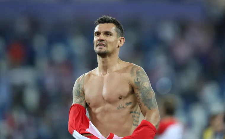 Stoper hrvatske nogometne reprezentacije Dejan Lovren protiv Nigerije je praktički odigrao bez gre&scaron;ke. Nakon utakmice se napokon mogao malo opustiti, a i zahvaliti navijačima pa je jo&scaron; na terenu skinuo dres i pokazao svoje isklesano tijelo. Na radost svih hrvatskih navijačica diljem svijeta...