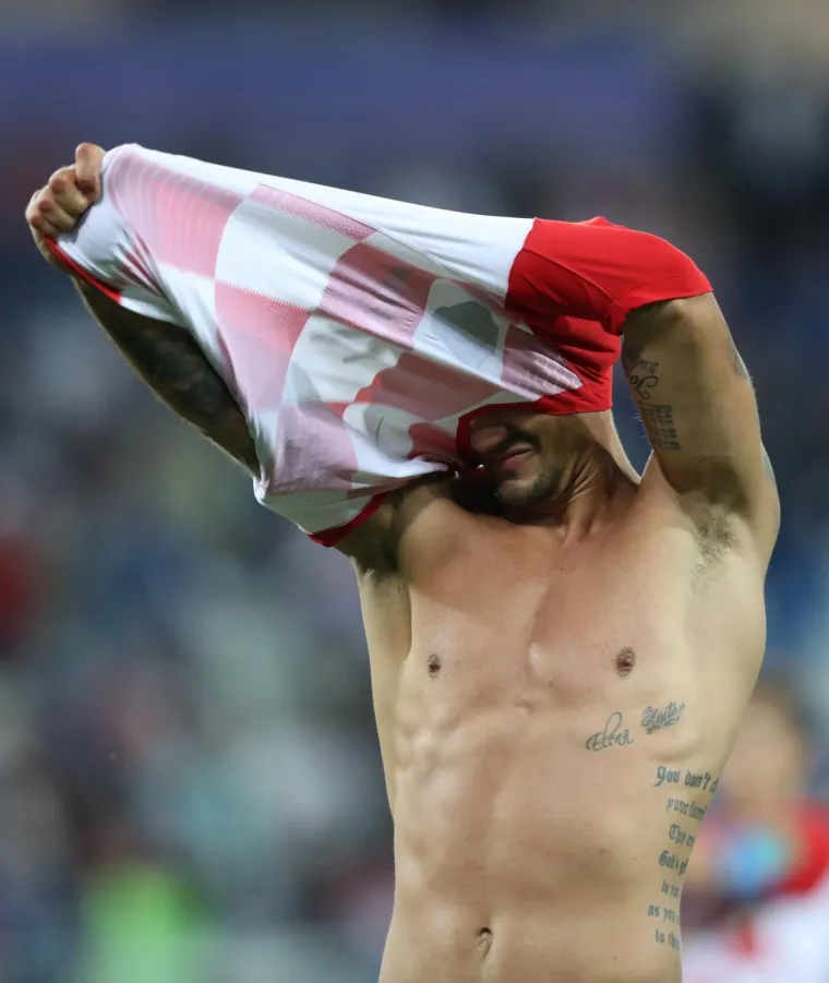 DJEVOJKE, IMAMO POSLASTICU I ZA VAS: Dejan Lovren skinuo dres i pokazao isklesano tijelo, sigurni smo da ćete uživati