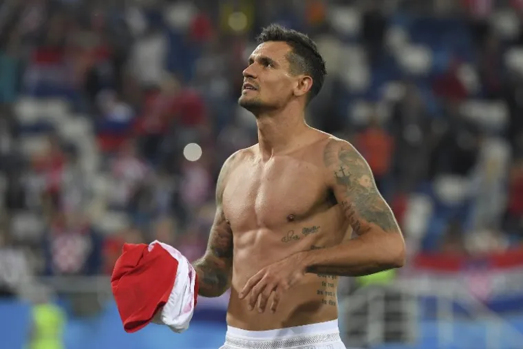 DJEVOJKE, IMAMO POSLASTICU I ZA VAS: Dejan Lovren skinuo dres i pokazao isklesano tijelo, sigurni smo da ćete uživati