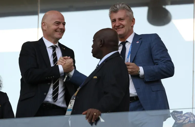 NEVJEROJATNO NEPRISTOJAN POTEZ PREDSJEDNIKA FIFA-e: Dok se ljubio sa &Scaron;ukerom napravio je ne&scaron;to &scaron;okantno