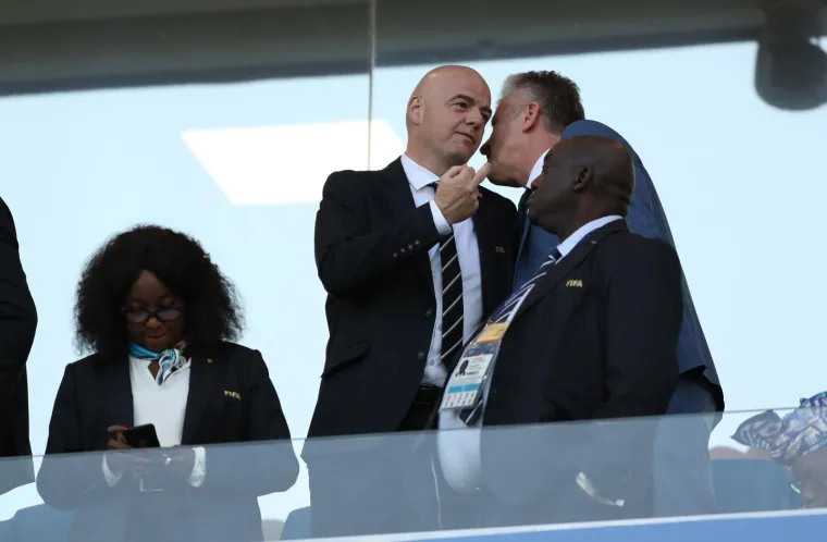 NEVJEROJATNO NEPRISTOJAN POTEZ PREDSJEDNIKA FIFA-e: Dok se ljubio sa &Scaron;ukerom napravio je ne&scaron;to &scaron;okantno