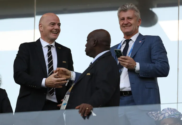 Predsjednik FIFA-e Gianni Infantino uživo je s tribina stadiona u Kalinjingradu pratio dvoboj Hrvatske i Nigerije. Prvi čovjek svjetskog nogometa utakmicu je pratio u dru&scaron;tvu predsjednika HNS-a Davora &Scaron;ukera s kojim se srdačno pozdravio uoči susreta. No, nama je u oko upala jedna druga stvar. Naime, čini se da je tijekom poljpca sa &Scaron;ukerom Infantino nekome pokazao srednji prst.