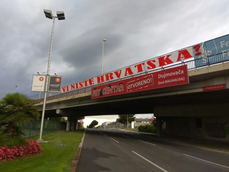 Na dan utakmice s Nigerijom, u splitskom kvartu Brda, na nadvožnjaku iznad jedne od najprometnijih ulica u Splitu, osvanula je jasna poruka što Torcida misli o reperezentaciji - 'Vi niste Hrvatska!'