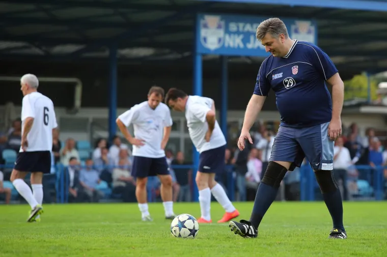 HDZ-ovci ZAIGRALI NOGOMET NA JARUNU: Vjerujemo da ćete ih htjeti pogledati u neuobičajenom izdanju