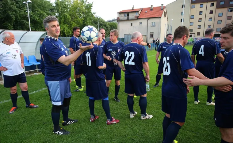 HDZ-ovci ZAIGRALI NOGOMET NA JARUNU: Vjerujemo da ćete ih htjeti pogledati u neuobičajenom izdanju