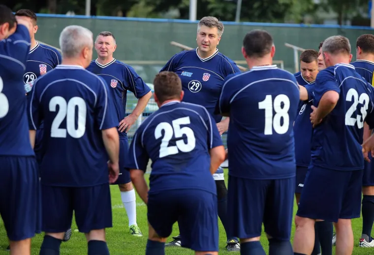 HDZ-ovci ZAIGRALI NOGOMET NA JARUNU: Vjerujemo da ćete ih htjeti pogledati u neuobičajenom izdanju