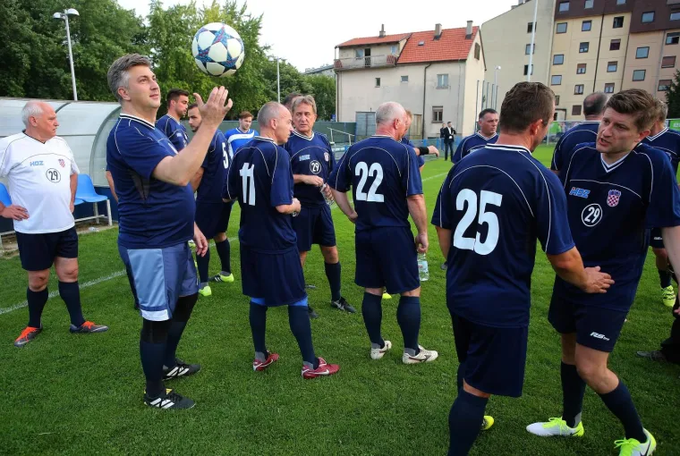 HDZ-ovci ZAIGRALI NOGOMET NA JARUNU: Vjerujemo da ćete ih htjeti pogledati u neuobičajenom izdanju