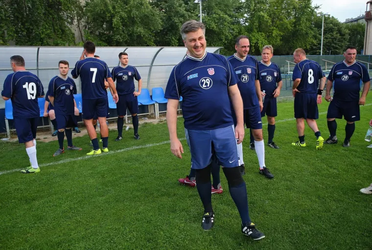 HDZ-ovci ZAIGRALI NOGOMET NA JARUNU: Vjerujemo da ćete ih htjeti pogledati u neuobičajenom izdanju