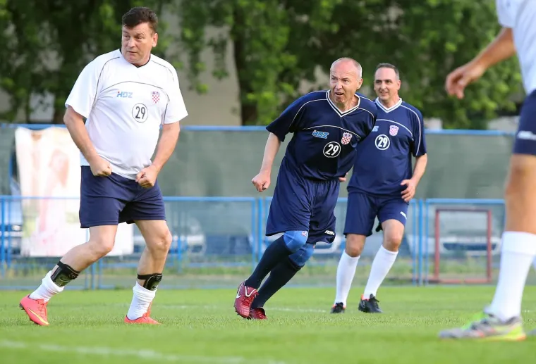 HDZ-ovci ZAIGRALI NOGOMET NA JARUNU: Vjerujemo da ćete ih htjeti pogledati u neuobičajenom izdanju