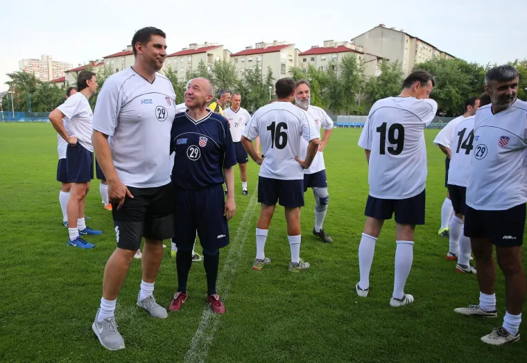 HDZ-ovci ZAIGRALI NOGOMET NA JARUNU: Vjerujemo da ćete ih htjeti pogledati u neuobičajenom izdanju