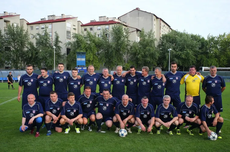 HDZ-ovci ZAIGRALI NOGOMET NA JARUNU: Vjerujemo da ćete ih htjeti pogledati u neuobičajenom izdanju