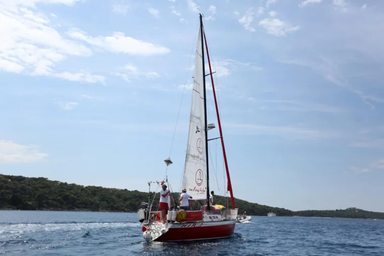 Sa&scaron;a Fegić krenuo na put oko svijeta legendarnom jedrilicom HIR 3