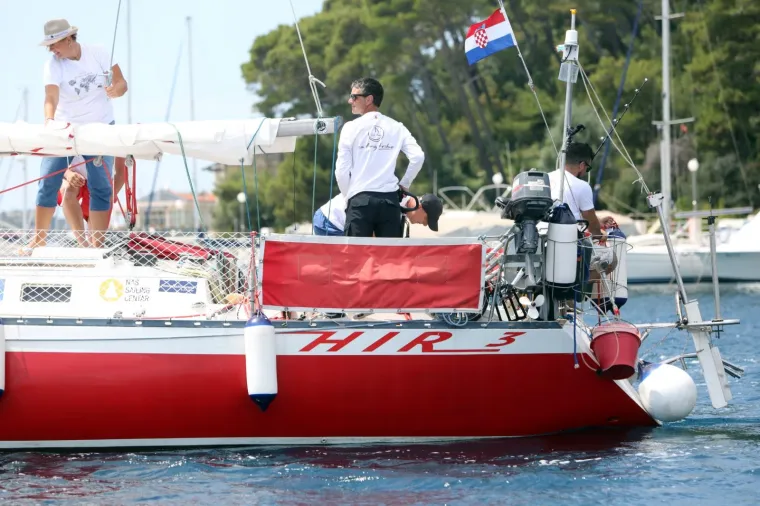 Sa&scaron;a Fegić krenuo na put oko svijeta legendarnom jedrilicom HIR 3