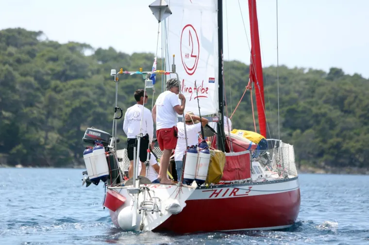 Sa&scaron;a Fegić krenuo na put oko svijeta legendarnom jedrilicom HIR 3