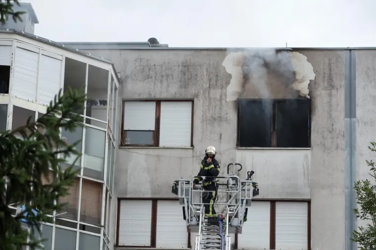 U stanu na 4. katu zgrade na Male&scaron;nici danas poslijepodne je planuo požar. Na teren je iza&scaron;lo sedam vatrogasnih vozila koji su ubrzo ugasili vatru. Stan je uni&scaron;ten u potpunosti, no srećom nitko nije ozlijeđen.
