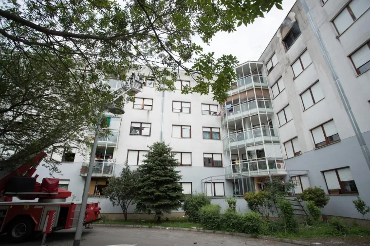 BUKNUO POŽAR U ZGRADI NA MALE&Scaron;NICI: Stan u potpunosti izgorio, vatrogasci ugasili vatru