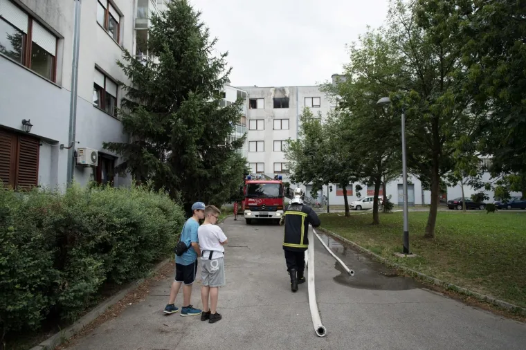 BUKNUO POŽAR U ZGRADI NA MALE&Scaron;NICI: Stan u potpunosti izgorio, vatrogasci ugasili vatru