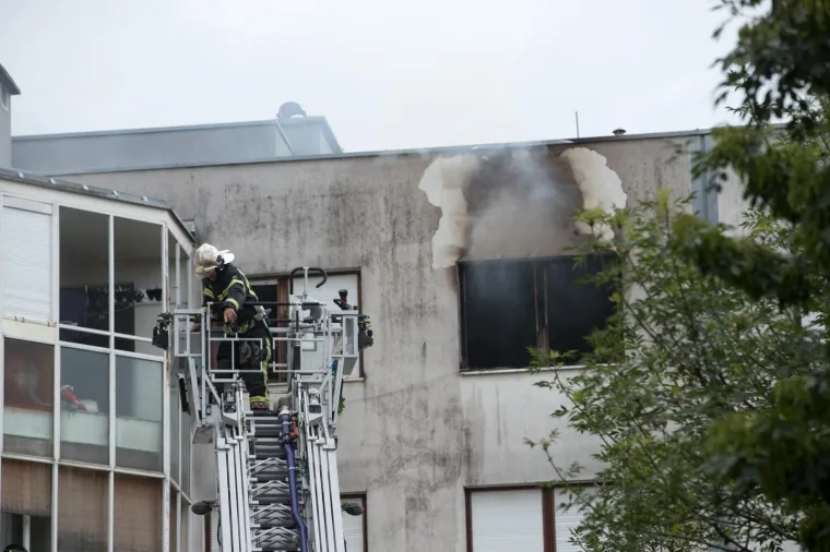 BUKNUO POŽAR U ZGRADI NA MALE&Scaron;NICI: Stan u potpunosti izgorio, vatrogasci ugasili vatru