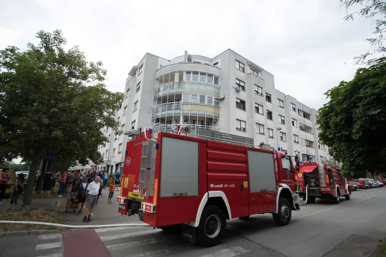 BUKNUO POŽAR U ZGRADI NA MALE&Scaron;NICI: Stan u potpunosti izgorio, vatrogasci ugasili vatru