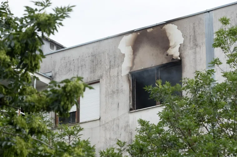 BUKNUO POŽAR U ZGRADI NA MALE&Scaron;NICI: Stan u potpunosti izgorio, vatrogasci ugasili vatru