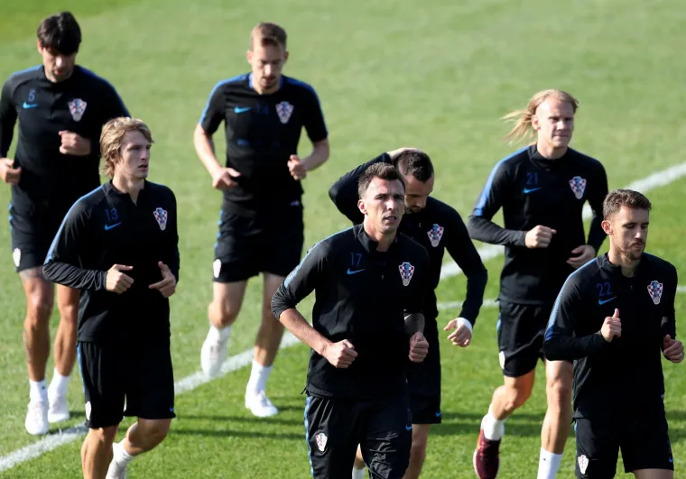 Tijekom zagrijavanja dogodila im se sitna neugodnost. Naime, ljudi koji rade na održavanju terena zaboravili su pokupiti prskalicu koja vodom održava travnjak te se ona u jednom trenutku aktivirala i malo &lsquo;ugasila&rsquo; Vatrene.