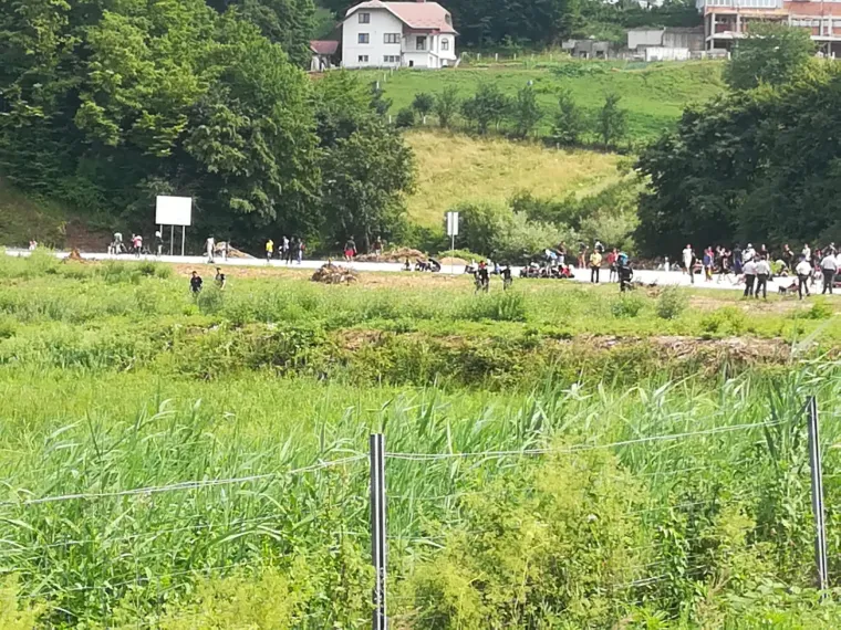 Napeta situacija u BiH: Migranti krenuli prema Hrvatskoj!