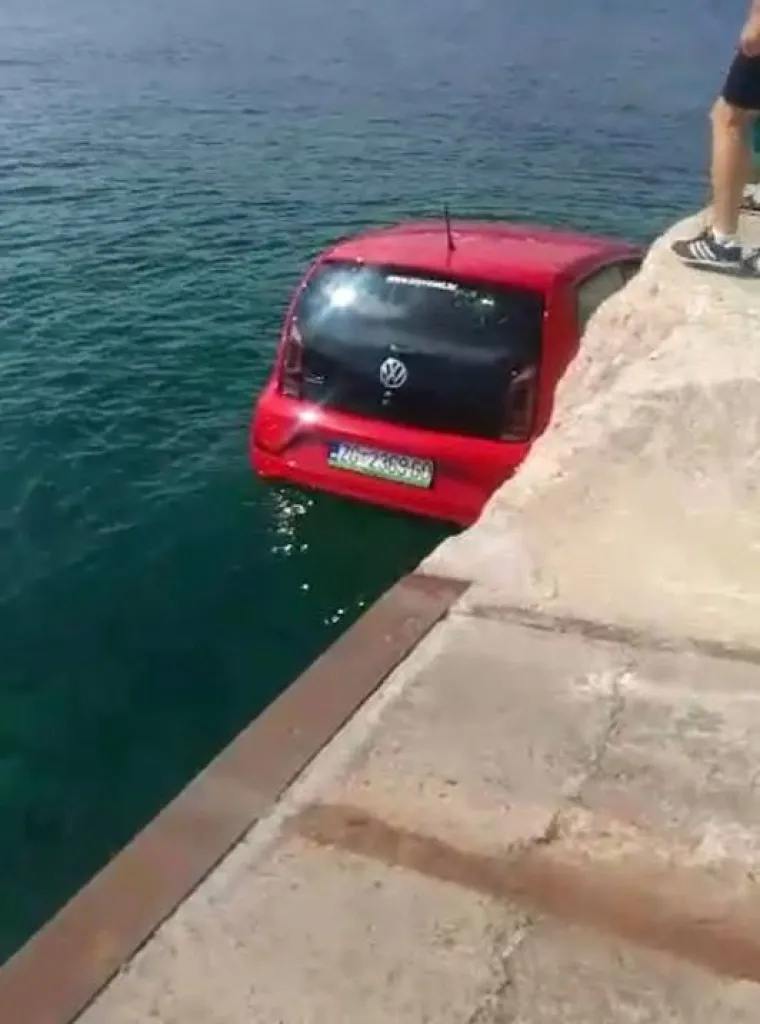 Iz policije su potvrdili okolnosti događaja ovog incidenta te istaknuli kako u nesreći nema ozlijeđenih jer nitko od putnika nije bilo u vozilu