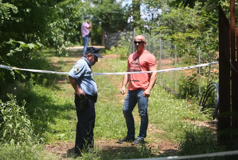Očevid na mjestu događaja provodi PP Duga Resa i Dubravko Skolan iz ZDO-a Karlovac.