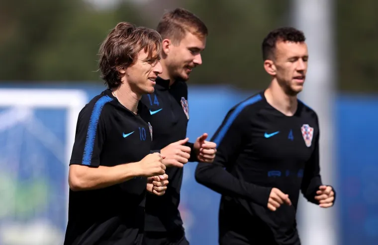 Reprezentacija je u prijepodnevnom terminu trenirala na stadionu u Ro&scaron;činu, a večeras će otputovati u Nižnji Novgorod gdje je u četvrtak očekuje ogled 2. kola D skupine svjetskog prvenstva u Rusiji.