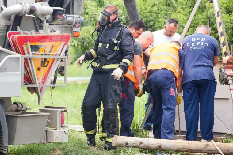 Četvorica radnika vodovoda Osijek i čepinskog Komunalca upala su danas u kanalizacijski šaht u Kalničkoj ulici u Čepinu oko podneva pri čemu su dvojica poginula.