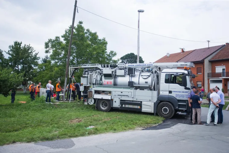 NEZAPAMĆENA TRAGEDIJA U ČEPINU: Četvorica radnika upala u kanalizacijski šaht, dvojica poginula